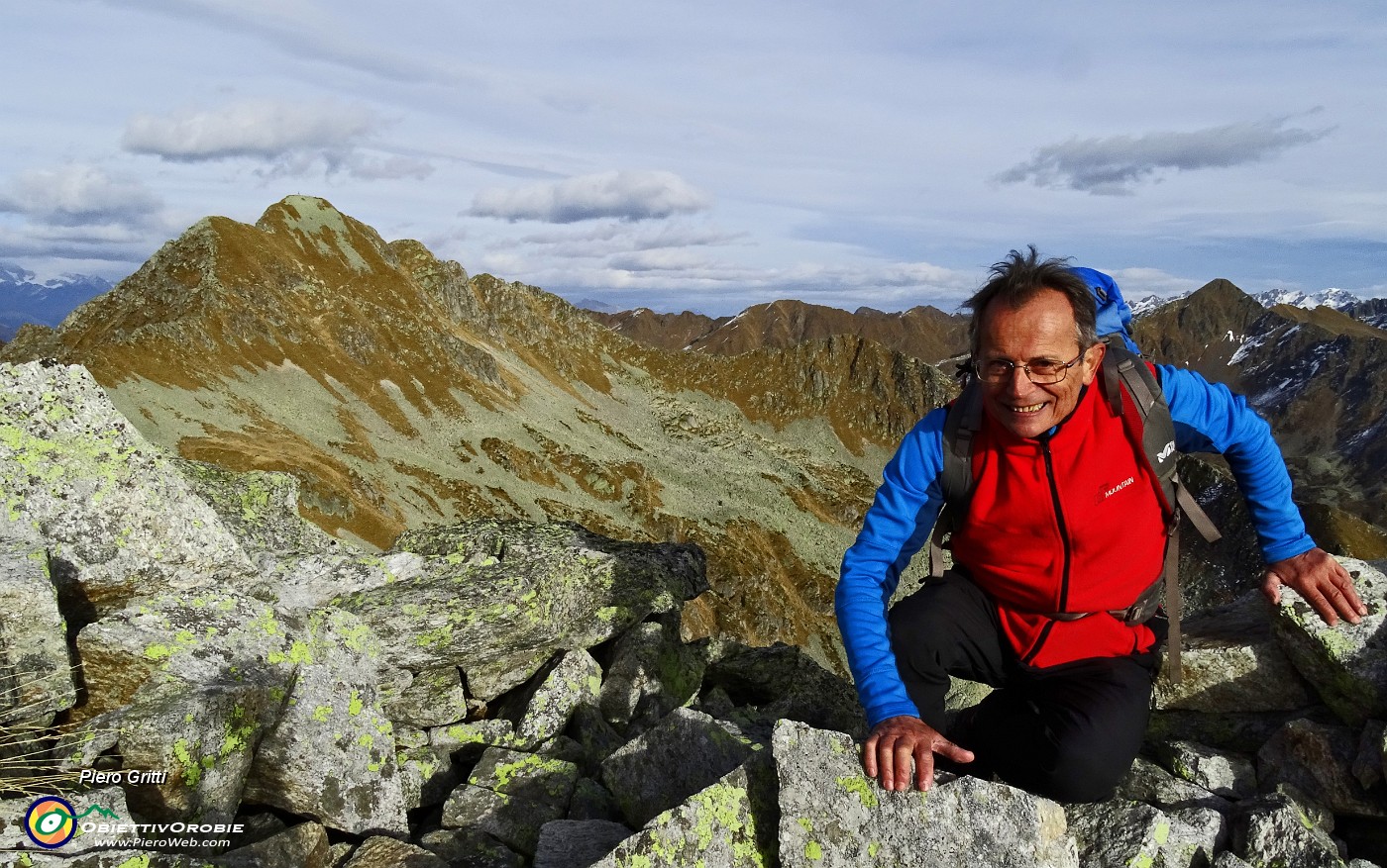 82 ...tira il vento con vista in Cima Cadelle.JPG -                                